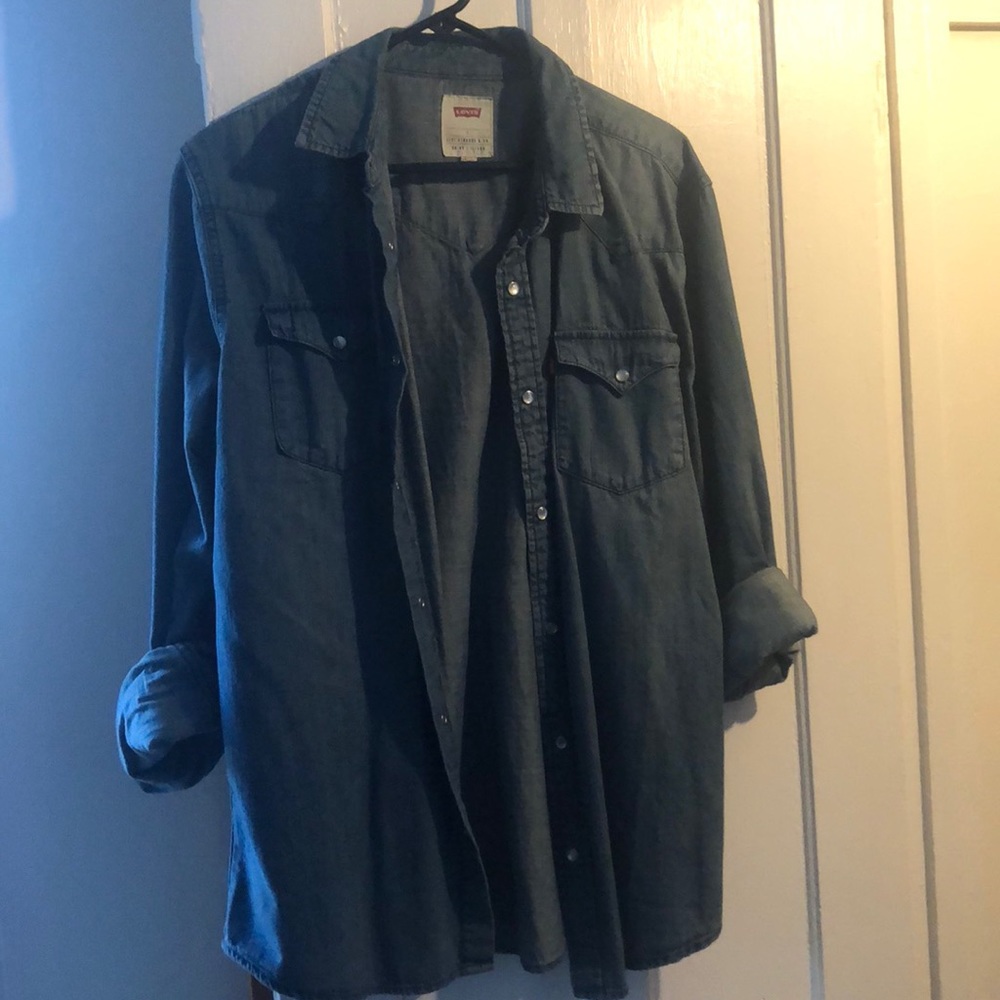 Men’s Levi’s shirt